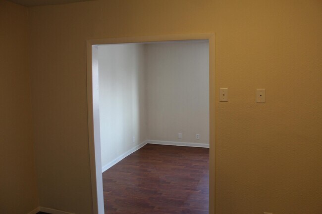 Building Photo - 107 S Augusta Ave