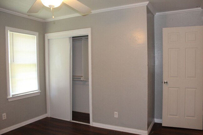 Building Photo - Comfy & Practical!