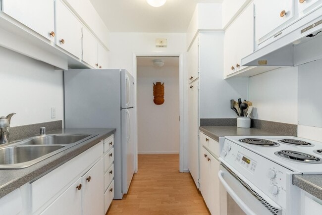 Building Photo - 675 Sharon Park Dr
