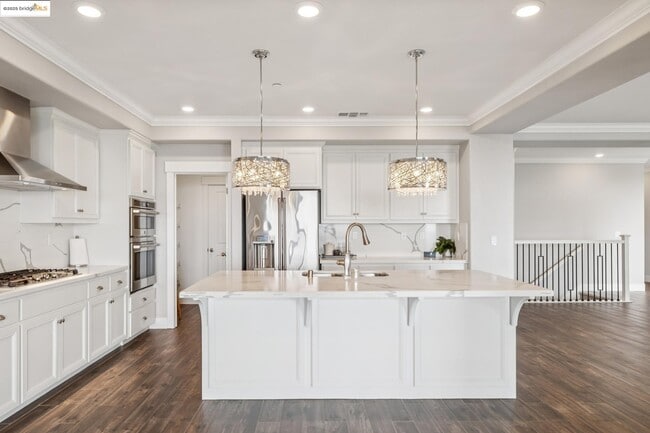 Building Photo - 6733 Skyview Dr