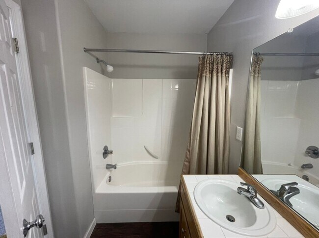 Building Photo - Super-Cute Townhouse! 3 bed + 2.5 baths w/ Fantastic Floor Plan! (A/C & Washer / Dryer included!)