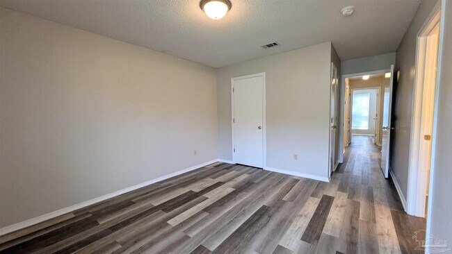 Building Photo - 424 Pine Crescent Way