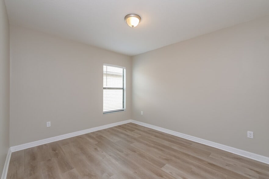 Building Photo - 11220 Leland Groves Dr