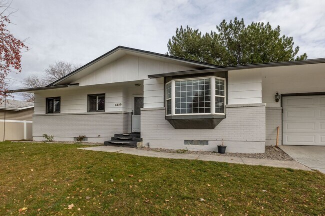 Building Photo - 4 BED 2 BATH HOME WITH BONUS ROOM IN IDAHO...