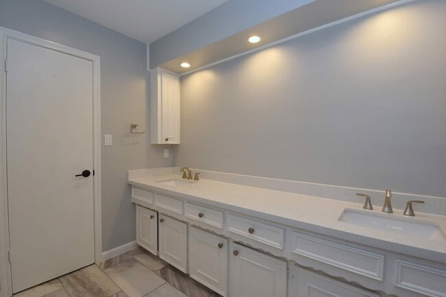 Building Photo - 10802 Meadow Lake Ln