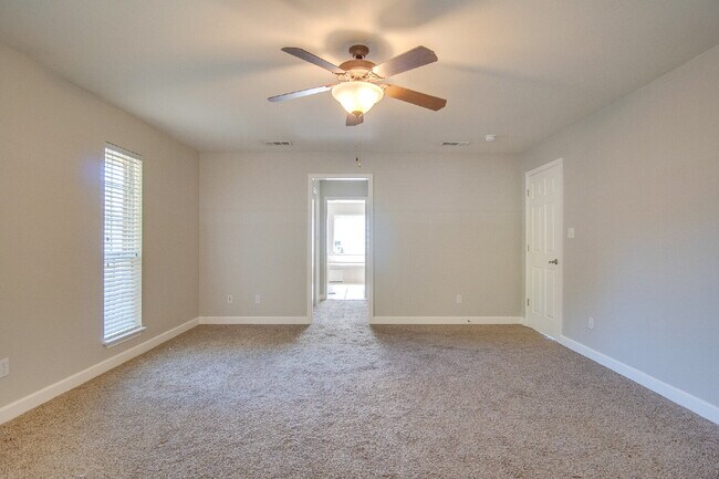 Building Photo - Spacious Pace Home with Office, Fireplace & Pergola