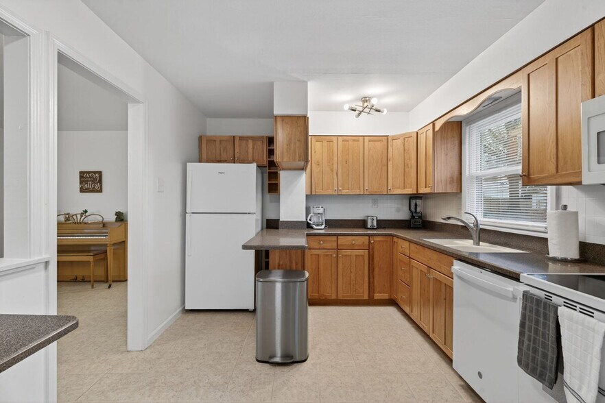 Building Photo - 453 Chamberlin Dr