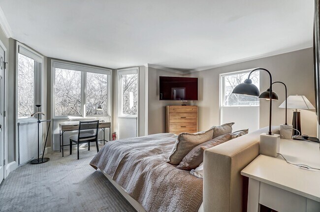 Building Photo - (Coming Soon) Fully Furnished Condo Uptown!!