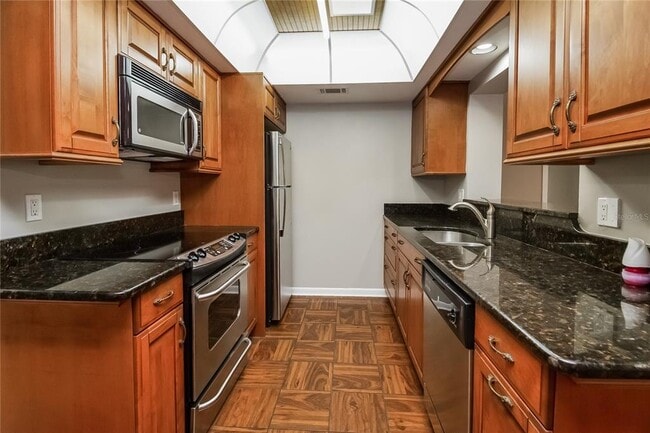 Building Photo - 5133 Oak Hill Dr