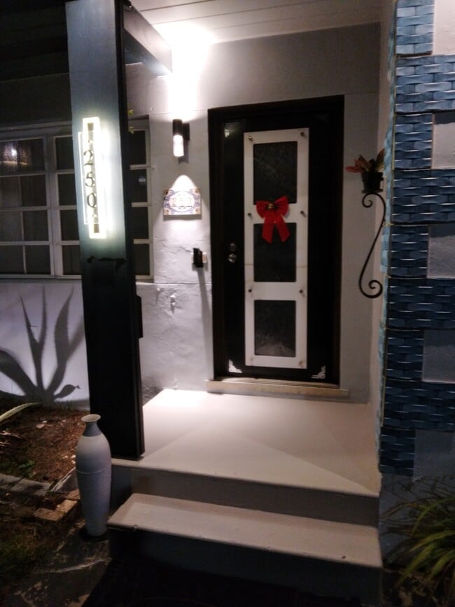 Building Photo - 260 SW 48th Ct