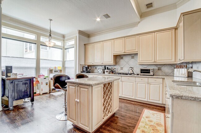 Building Photo - Stunning 3 Bed / 3.5 Bathroom in Heart of Hyde Park/Montrose!