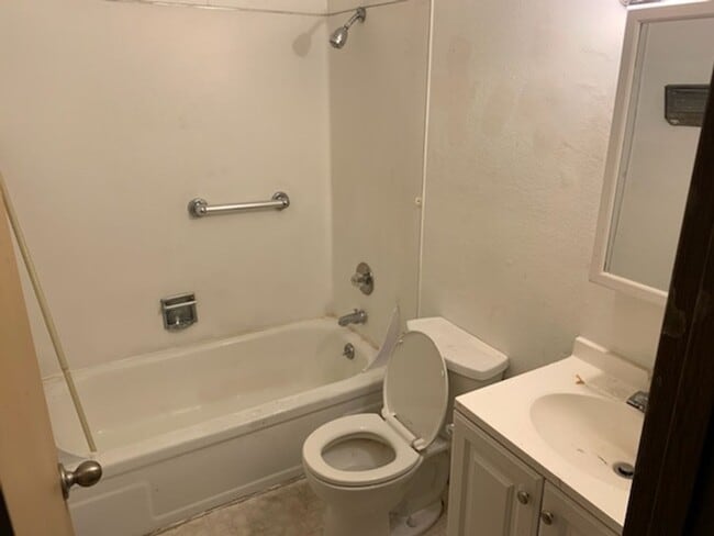 Building Photo - 3 bedroom/1 bath in SE!