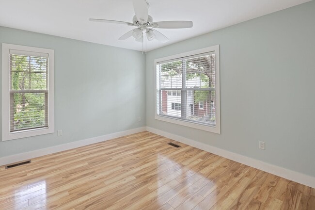 Building Photo - Modern Kenilworth Home
