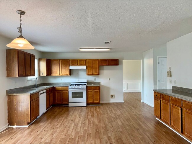 Building Photo - Huge 5 Bedroom Home with Sooo Much Space!