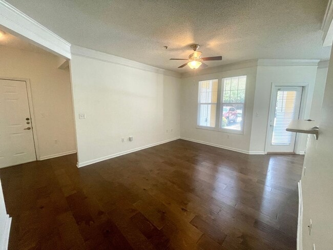Building Photo - 2 Bedroom, 2 Bath Condo in Southampton Poi...