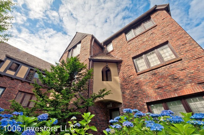 Building Photo - 1005 E Roy St