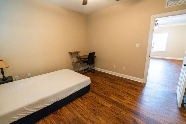 Building Photo - Super cute 3 Bedroom/3Bathroom Townhome in...