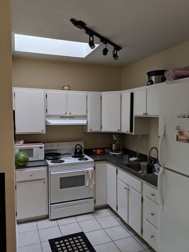 Interior Photo - 1018