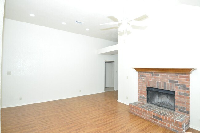 Building Photo - Freshly Painted! 1 Story with 3 bed/2bath....