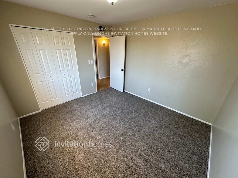 Building Photo - 5620 S La Rosa Dr