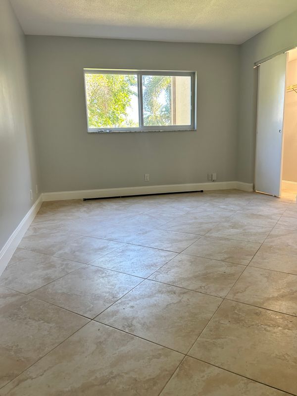 Building Photo - 2300 NE 1st Ln