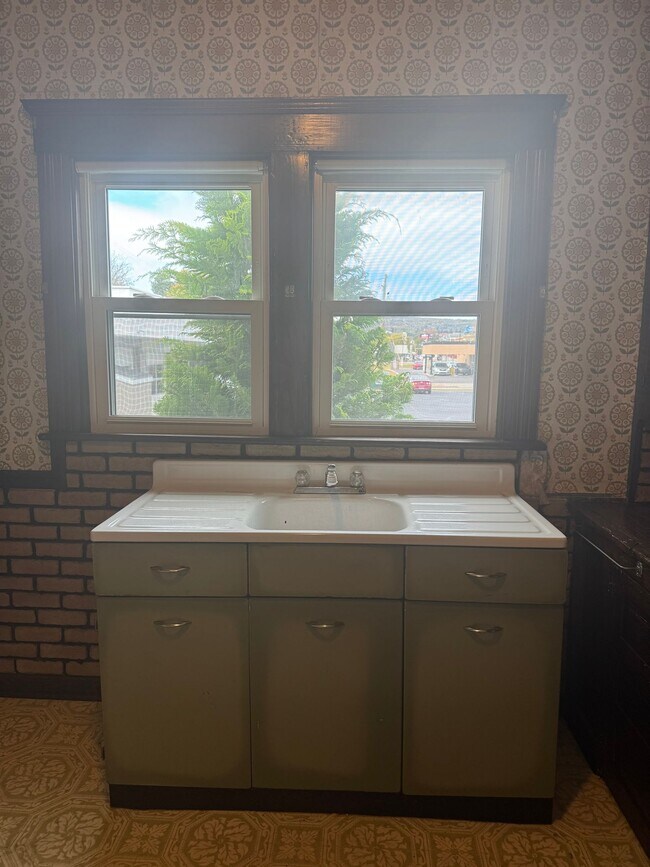 Building Photo - Remodeled 2BR in Kingston | Central A/C + In-Unit W/D + Parking | Pet Friendly