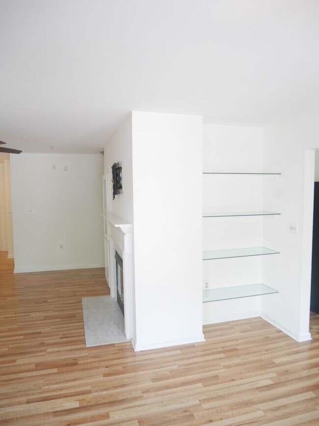 Building Photo - Spacious 2nd Floor Condo in Russett – Prime Laurel Location!