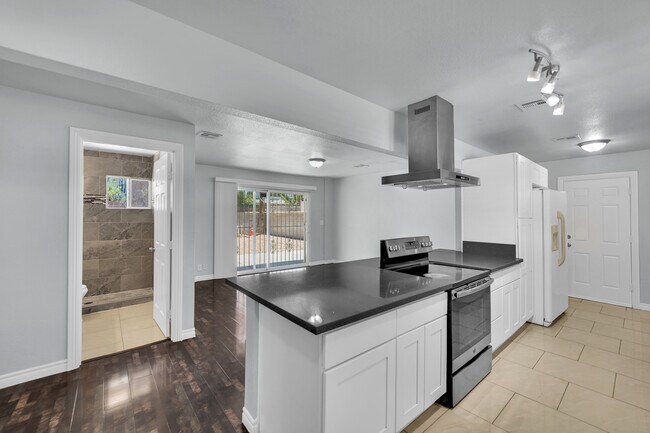 Building Photo - 2221 Santa Clara Dr