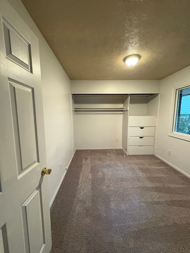 Building Photo - One bedroom one bathroom apartment for rent