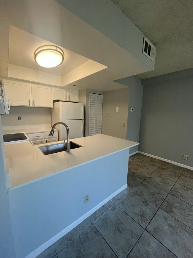 Building Photo - RENOVATED ONE BEDROOM ONE BATHROOM WITH LA...