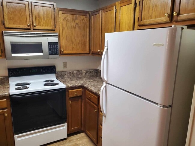 Building Photo - 2 Bedroom, 2 Bath Apartment