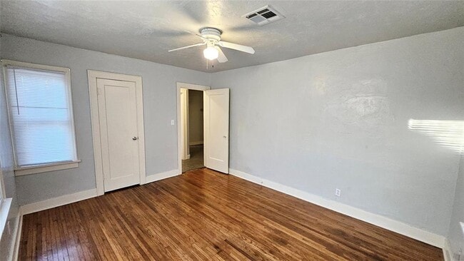 Building Photo - 2427 W Park Pl