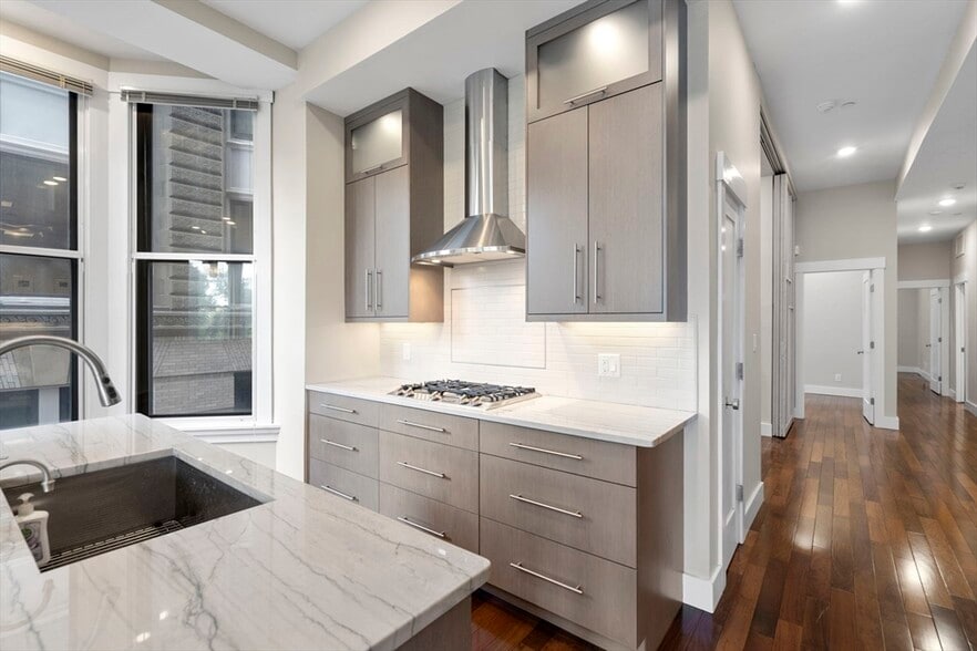 Building Photo - 132 Boylston St