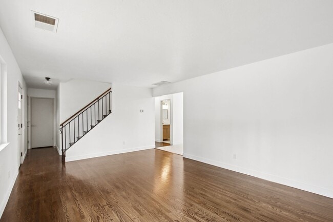 Building Photo - 4 Bedroom 2 Bathroom - Freshly Remodeled Available for Immediate Move-In