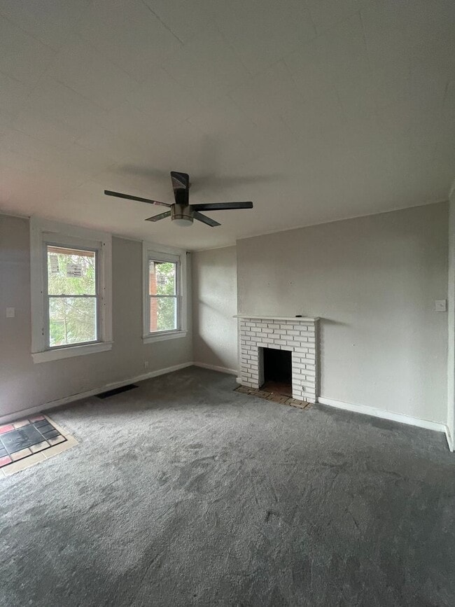 Building Photo - Available July 1st! 3 Bed 1.5 Single Famil...