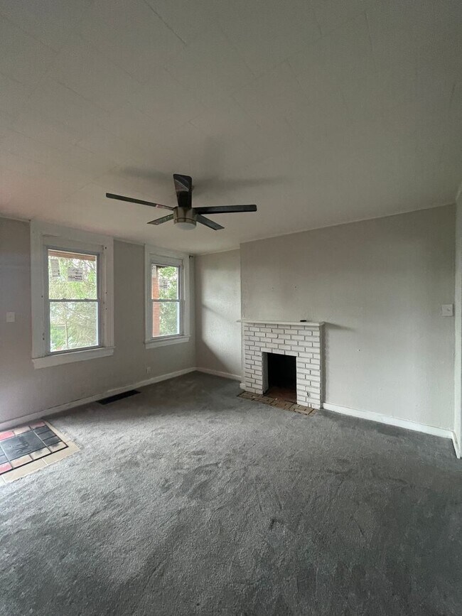 Building Photo - Available July 1st! 3 Bed 1.5 Single Family Home!