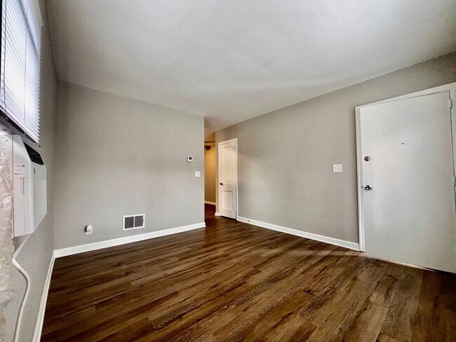 Building Photo - Newly Renovated 2 bedroom in Fairborn!