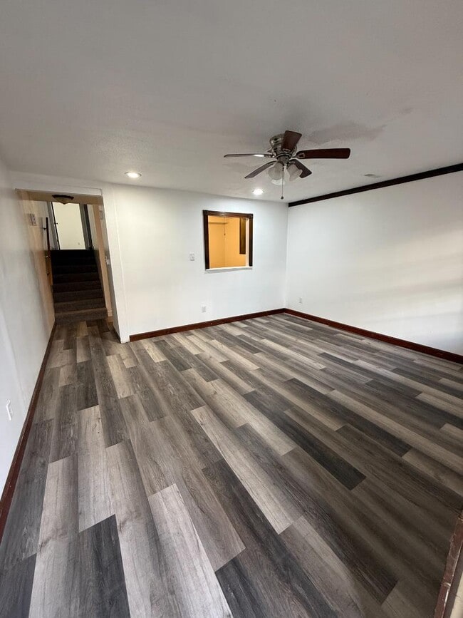 Building Photo - 2305 Southridge Dr