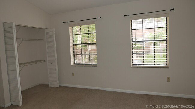 Building Photo - 227 City View Dr