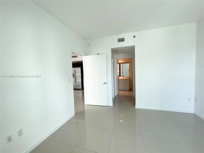 Building Photo - 950 Brickell Bay Dr