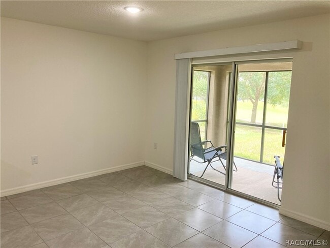 Building Photo - 614 W Fairways View Dr