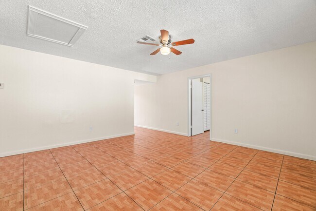 Building Photo - 4881 Gulfstream Rd