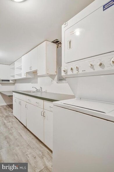 Building Photo - 8205 Robin Hood Ct