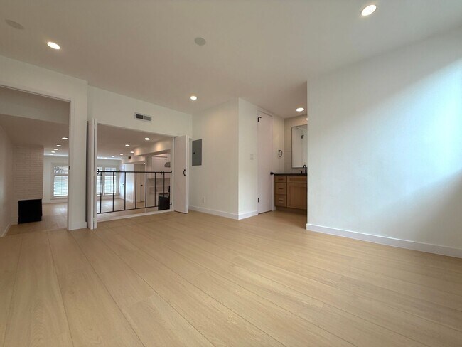 Building Photo - Newly-Updated 1 Bedroom Apartment with Laundry In-Unit in West Hollywood