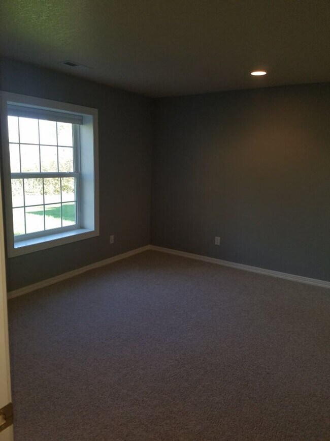 Building Photo - Beautiful Townhouse with Magnificent City Views.