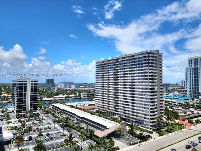 Building Photo - 2030 S Ocean Dr