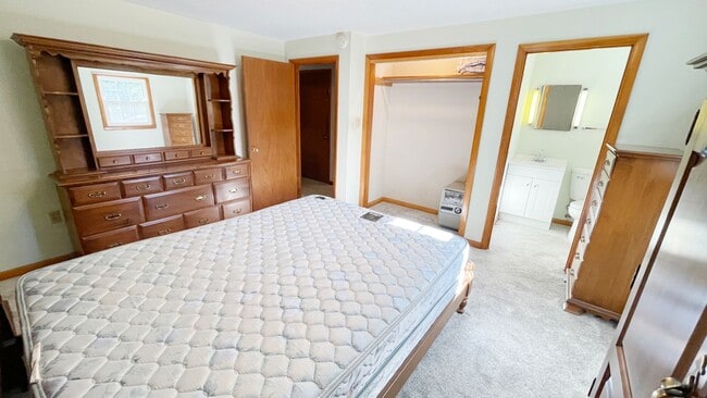 Building Photo - 3 BR House on a Lake 1.5 Baths