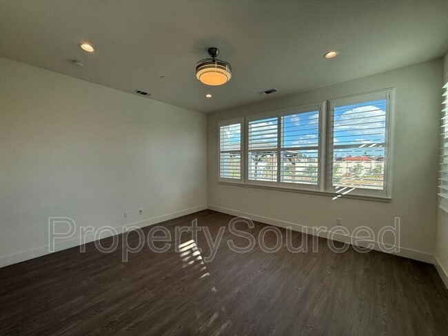 Building Photo - 1136 Crescent Ave