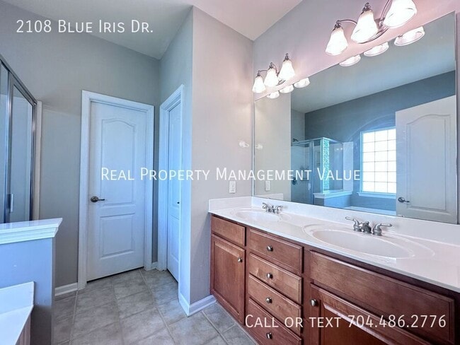 Building Photo - 2108 Blue Iris Dr