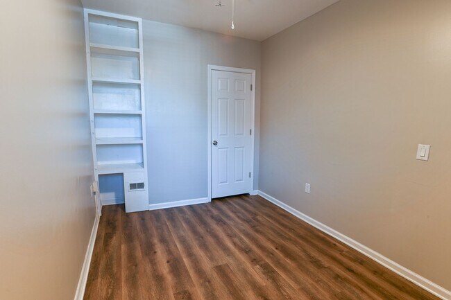 Building Photo - Large 3 Bedroom Single Family Home on Fors...